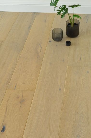 
Douglas Engineered Smoked Oak White Oiled and Distressed 220mm x 15/4mm Wood Flooring
